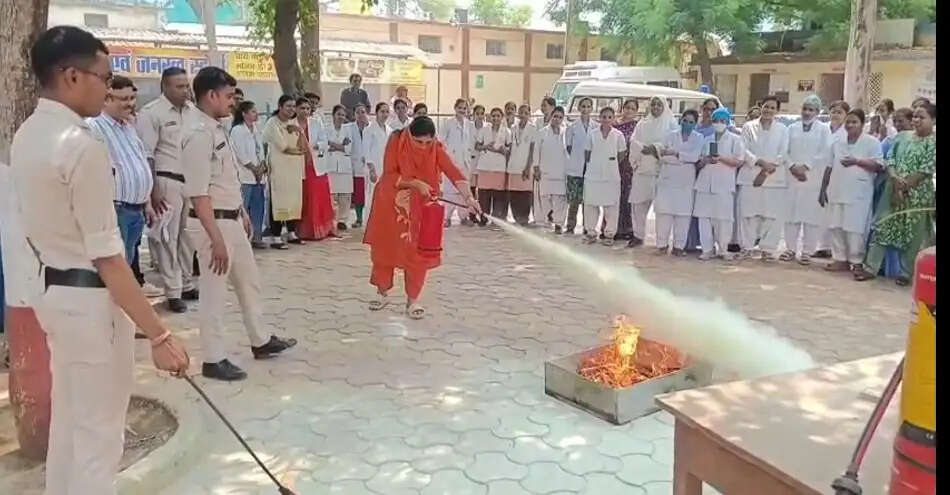 जिला अस्पताल में माक ड्रिल, डाक्टरों-नर्सों ने सीखे आग बुझाने के गुर