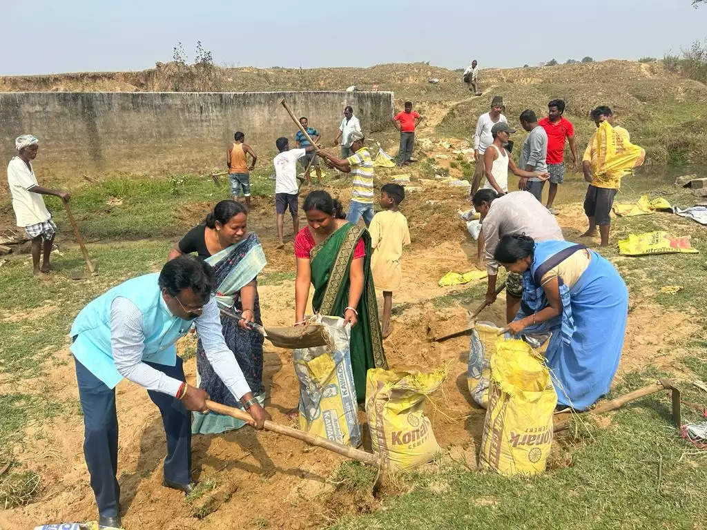 खूंटी के मुरहू ग्रामसभा और पंचायत प्रतिनिधियों ने श्रमदान कर बनाया बोरी बांध