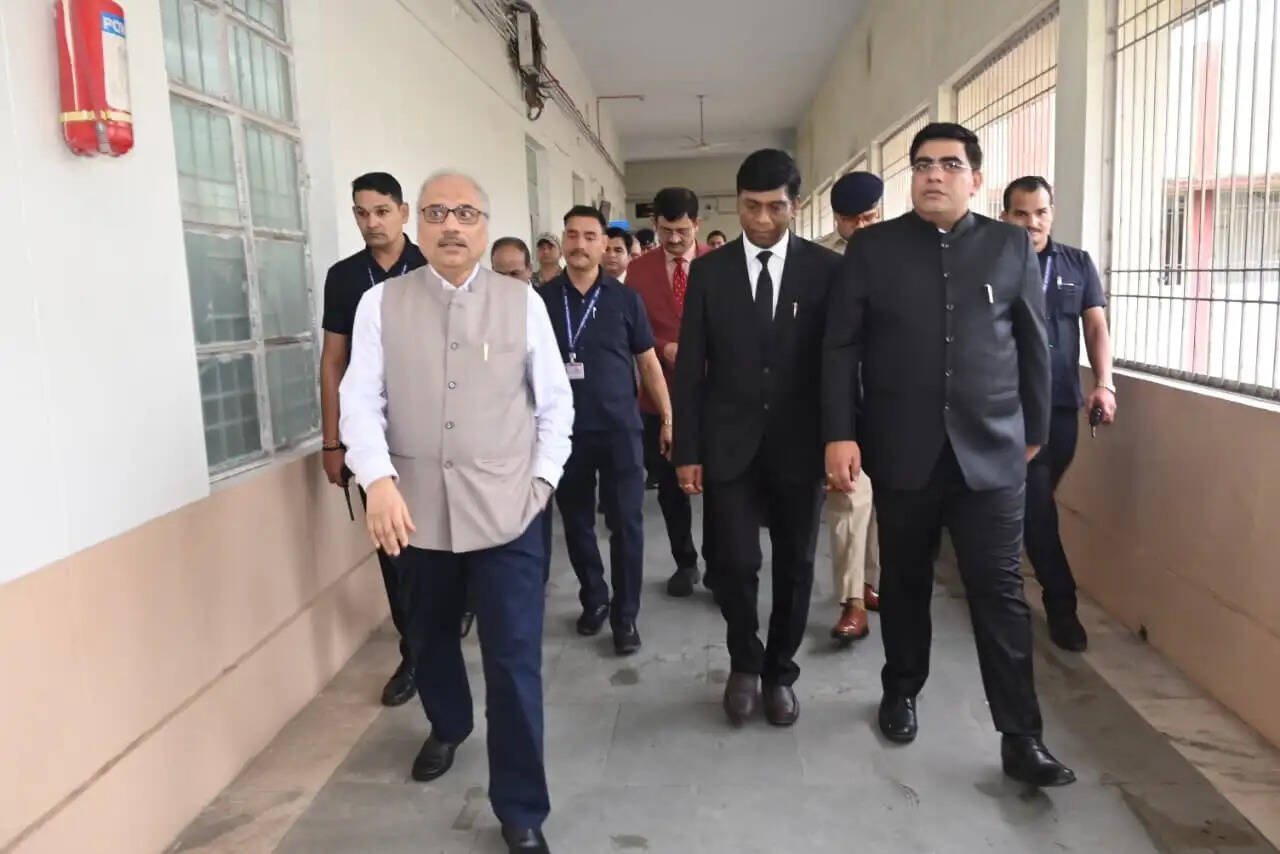 कोरबा जिला न्यायालय पहुंचे मुख्य न्यायमूर्ति रमेश सिन्हा, न्यायालयीन व्यवस्थाओं और निर्माण कार्यों का लिया जायजा