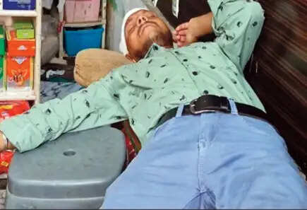 वृंदावन में गोपीनाथ बाजार की दुकान का छज्जा गिरने से राहगीर घायल