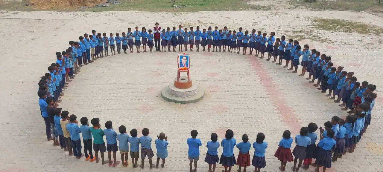 प्रावि आदिवासी टोला मधुरा तिरसकुंड के बच्चों ने श्रृंखला बनाकर बाबा साहेब की दी श्रद्धांजलि