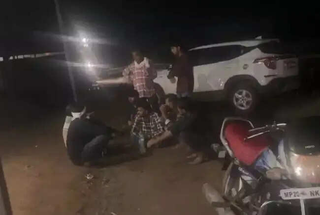मप्र के नरसिंहपुर में बेकाबू हाईवा की टक्कर से चार युवकों की मौत, दो गंभीर घायल