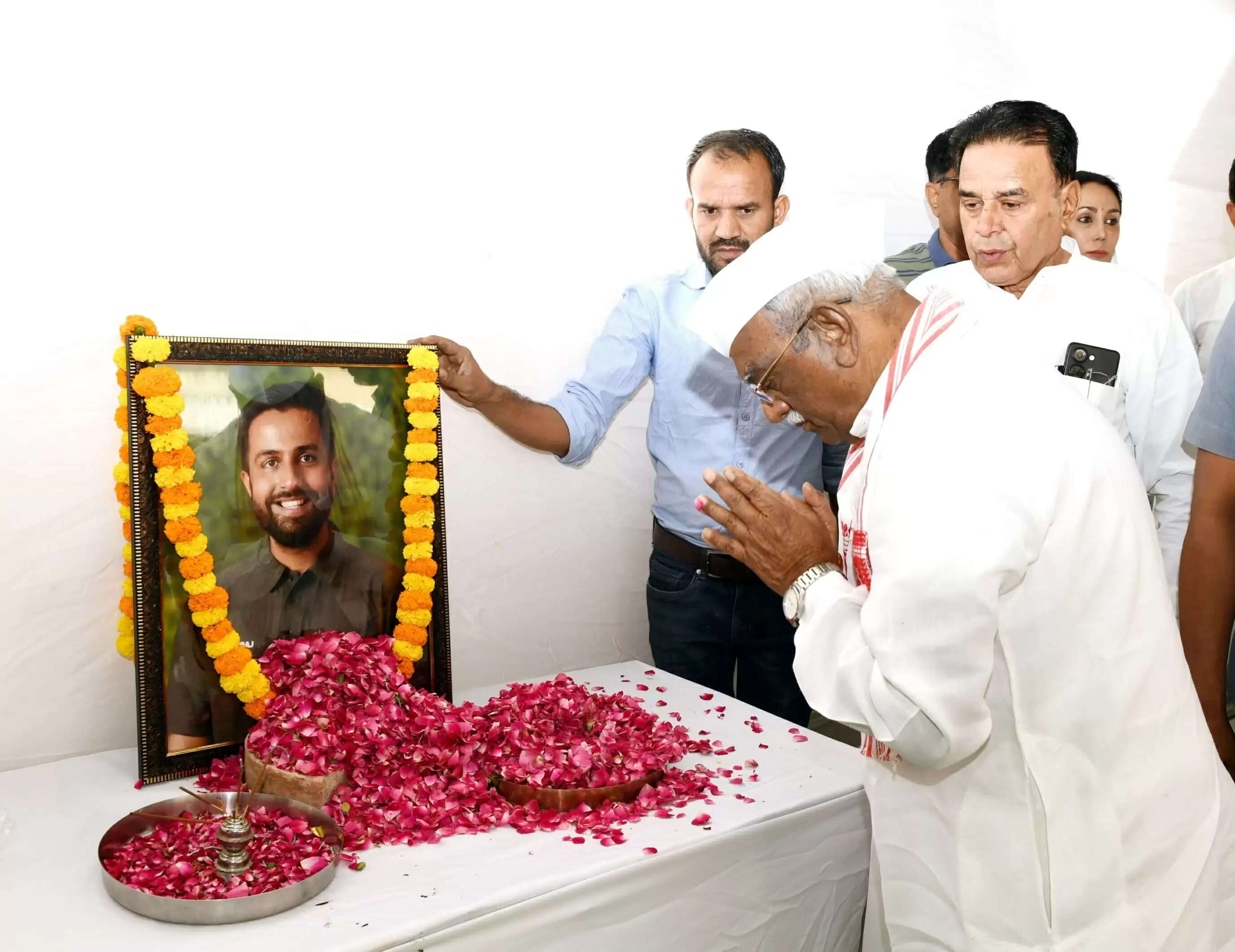 राज्यपाल ने नीरज के घर पहुंचकर पुष्पांजलि अर्पित की