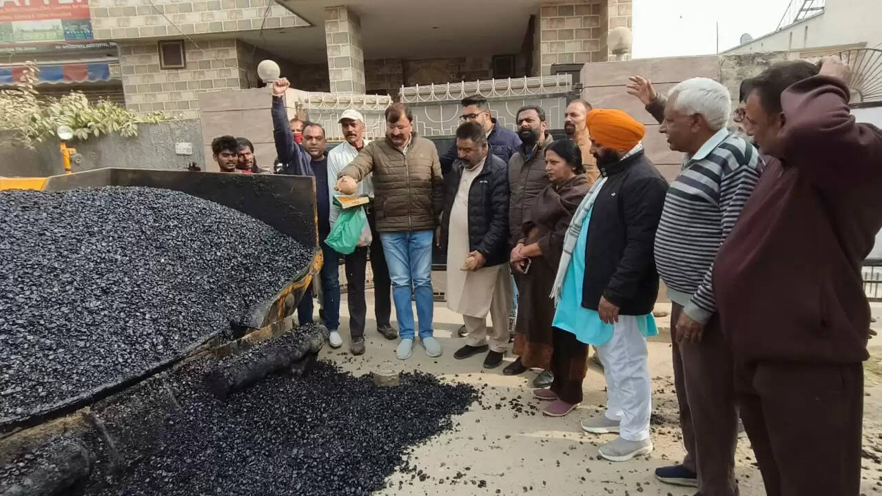 जम्मू वेस्ट में सड़क विकास को मिली रफ्तार, मुंशी चक पुली से योग आश्रम तक सड़क के ब्लैकटॉपिंग कार्य का शुभारंभ