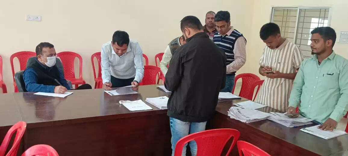 जांजगीर : कलेक्टर ने तहसील कार्यालय विशेष गहन पुनरीक्षण के कार्याें का किया निरीक्षण