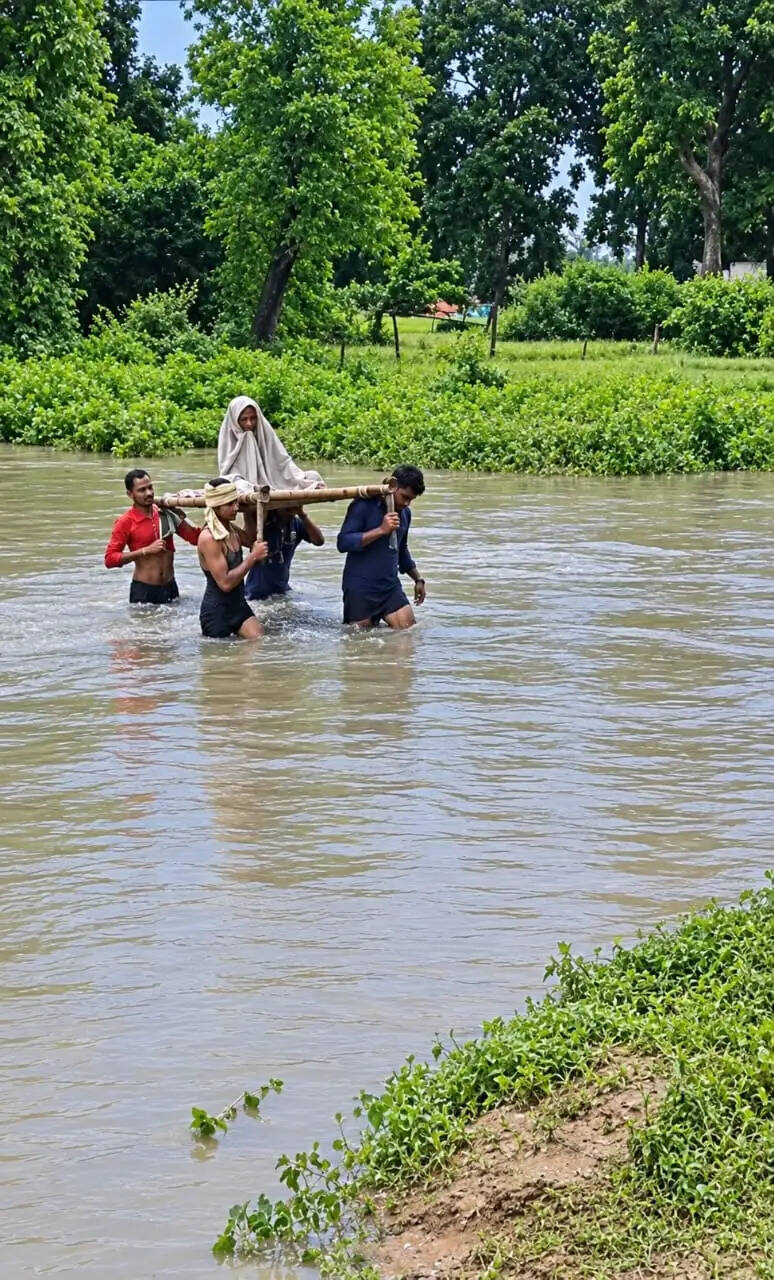 बाढ़ में रातभर फंसा रहा बीमार मरीज, पानी घटने पर तड़के पहुंचाया अस्पताल