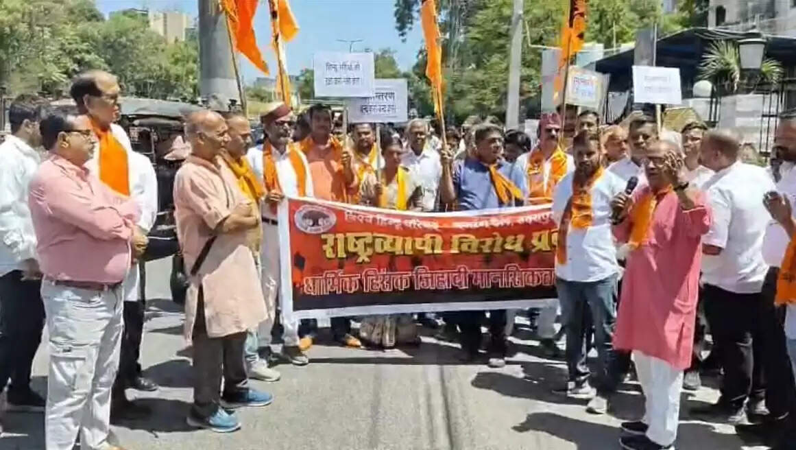 धार्मिक हिंसा और उग्र मानसिकता के विरोध में विहिप व बजरंग दल का प्रदर्शन