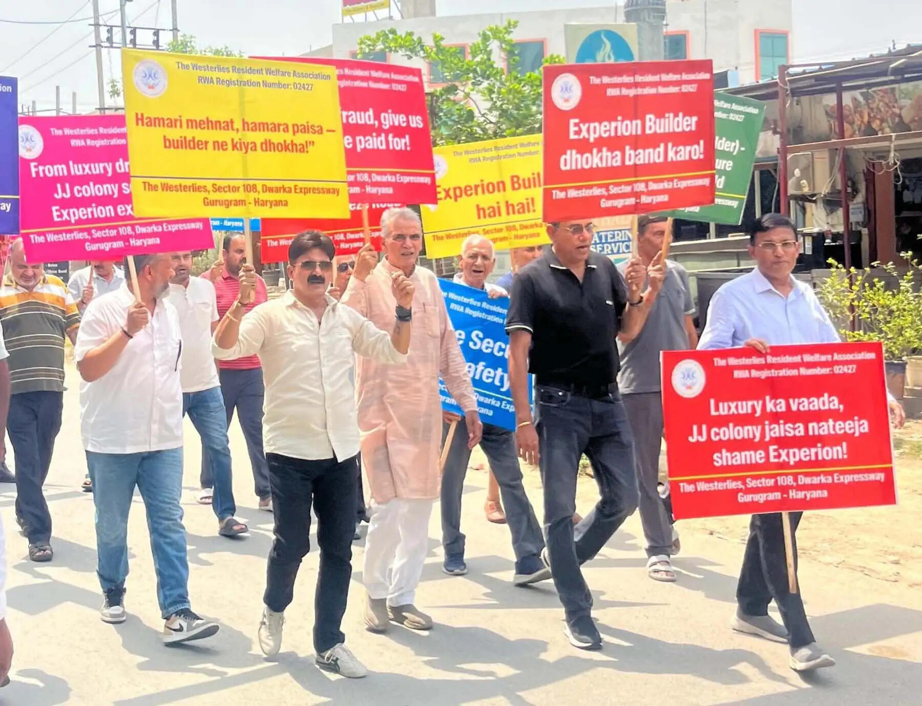 गुरुग्राम: सेक्टर-108 में एक्सपीरियन बिल्डर के खिलाफ रेजीडेंट्स का प्रदर्शन
