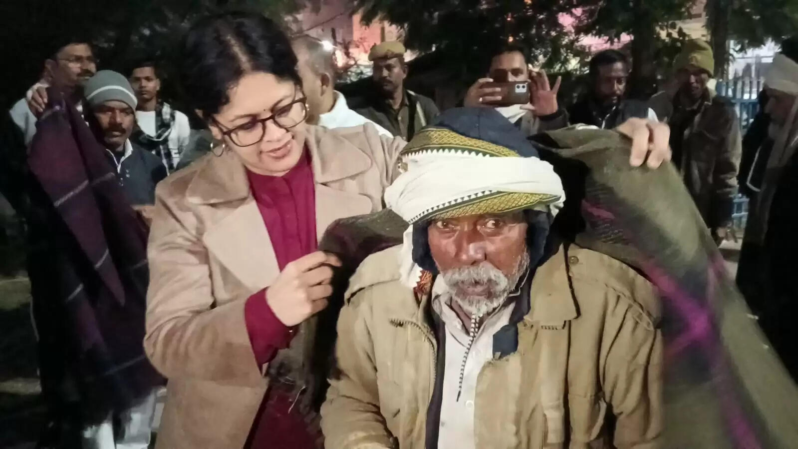 महाेबा जिलाधिकारी ने किया रैन बसेरों का निरीक्षण, जरूरतमंदों को बांटे कंबल