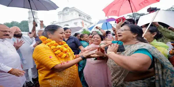 दिल्ली लक्ष्मी योजना के लिए महिलाओं ने मुख्यमंत्री रेखा गुप्ता का विधानसभा में किया स्वागत