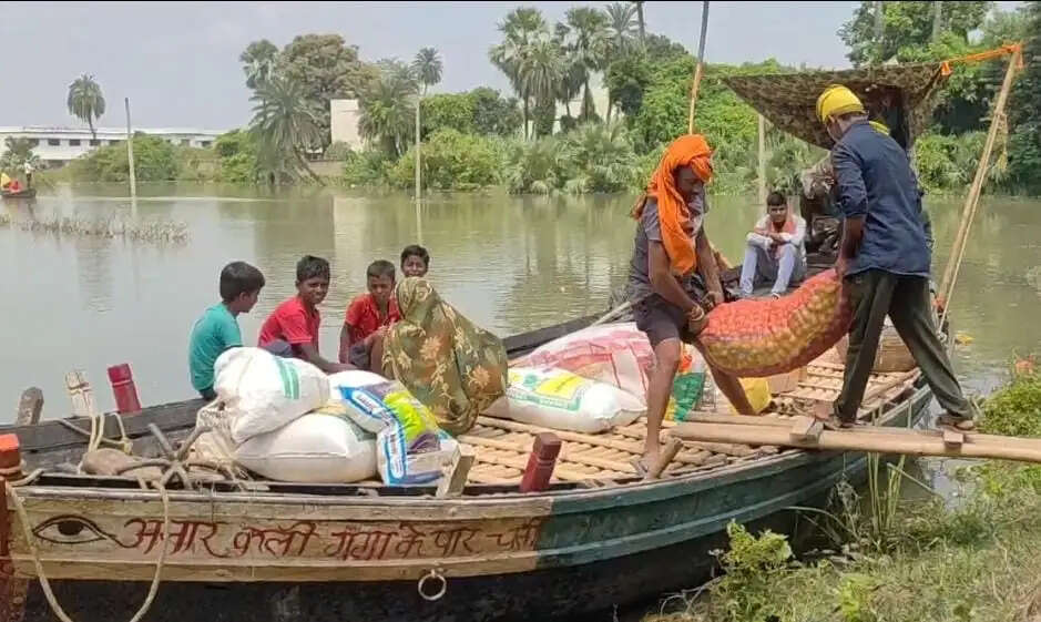 दियारा के कई गांवों का शहर से संपर्क टूटा, सत्तू खाकर दिन गुजार रहे बाढ़ पीड़ित