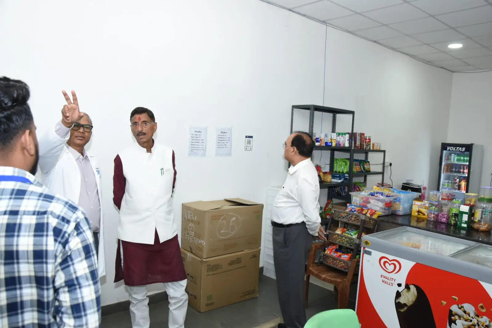 रक्षा राज्य मंत्री ने रिम्स आश्रयगृह का किया निरीक्षण
