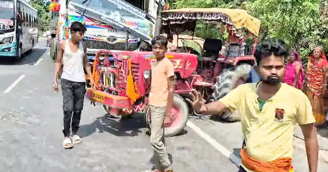 कटिहार में तेज रफ्तार हाइवा और ट्रैक्टर की टक्कर, तीन घायल