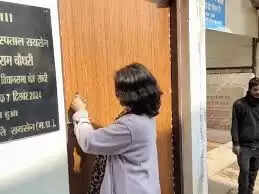 रायसेन जिला अस्पताल में&nbsp;नर्सों का फूटा गुस्सा, पुलिस चौकी पर जड़ा ताला