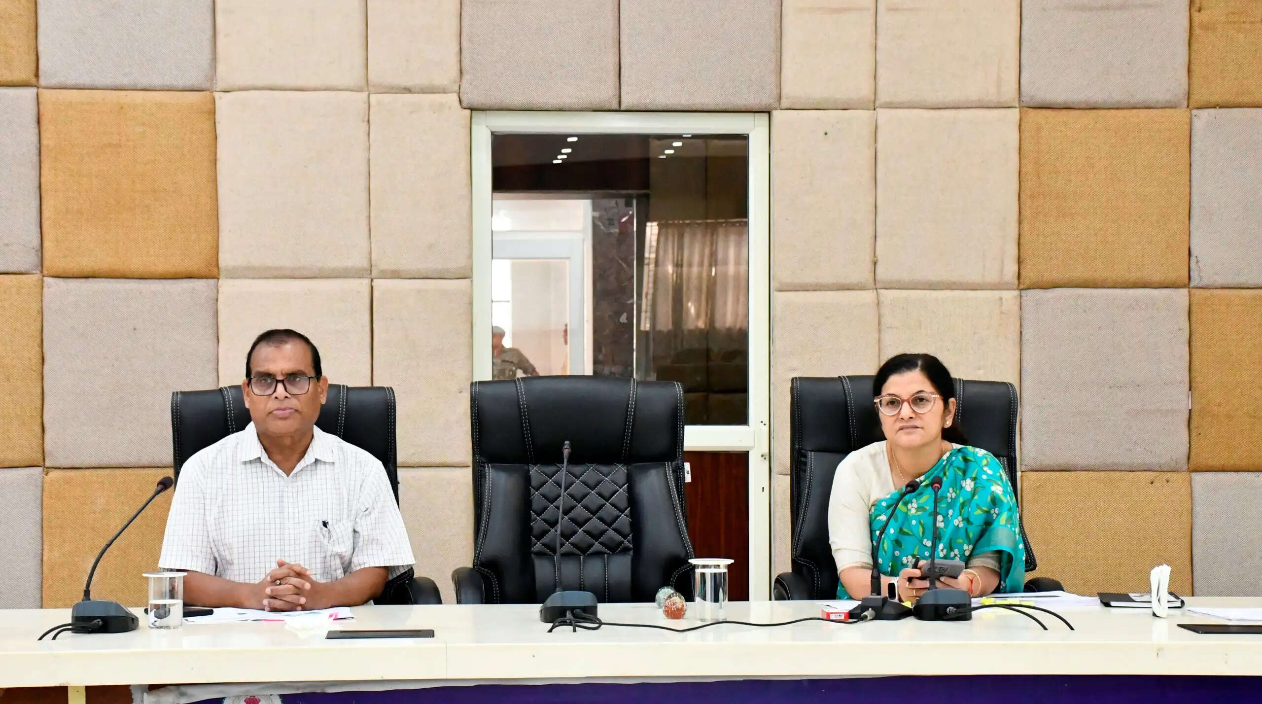 पीएम सूर्य घर योजना में तेजी के निर्देश, लापरवाही पर राजपुर और वाड्रफनगर के सहायक अभियंताओं को नोटिस