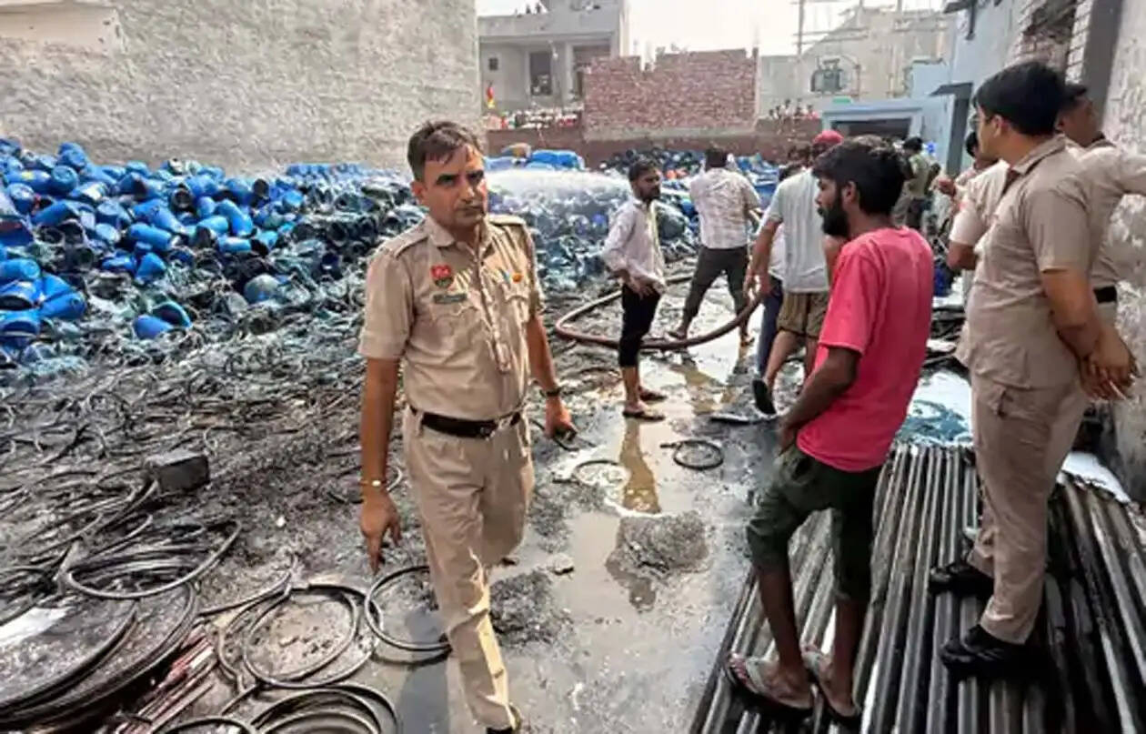 हांसी : वकील कॉलोनी में ड्रमों में लगी भीषण आग, धुएं के गुबार से मची अफरा-तफरी