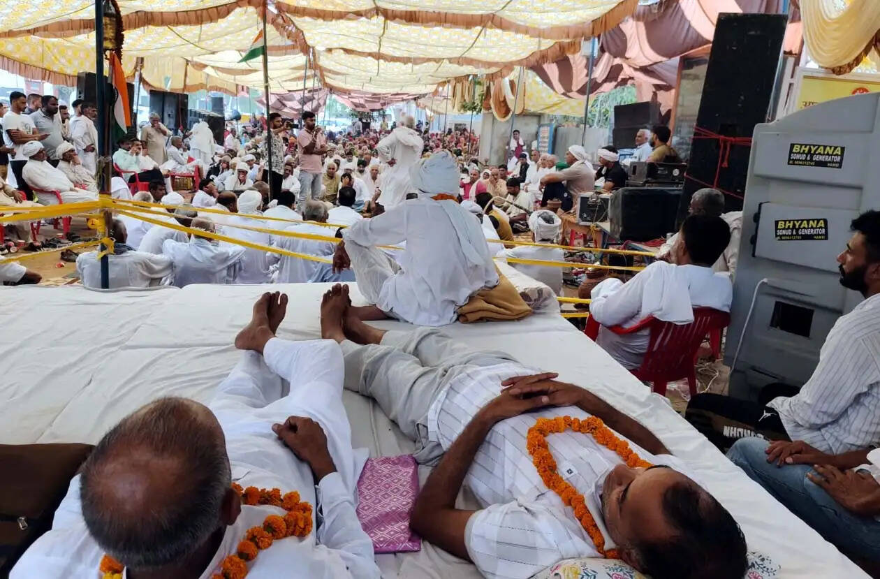 हांसी : पानी की मांग पर अनशन कर रहे दो ग्रामीणों की तबियत गंभीर,बीपी व शुगर स्तर चिंताजनक