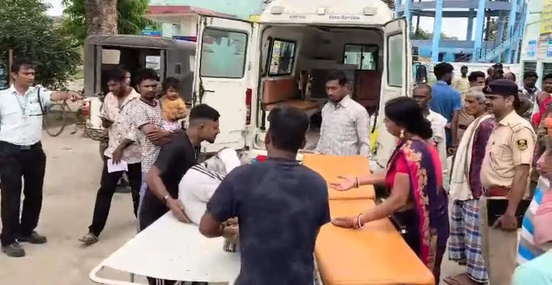 अज्ञात हाइवा की टक्कर से तीन युवक घायल, चालक फरार