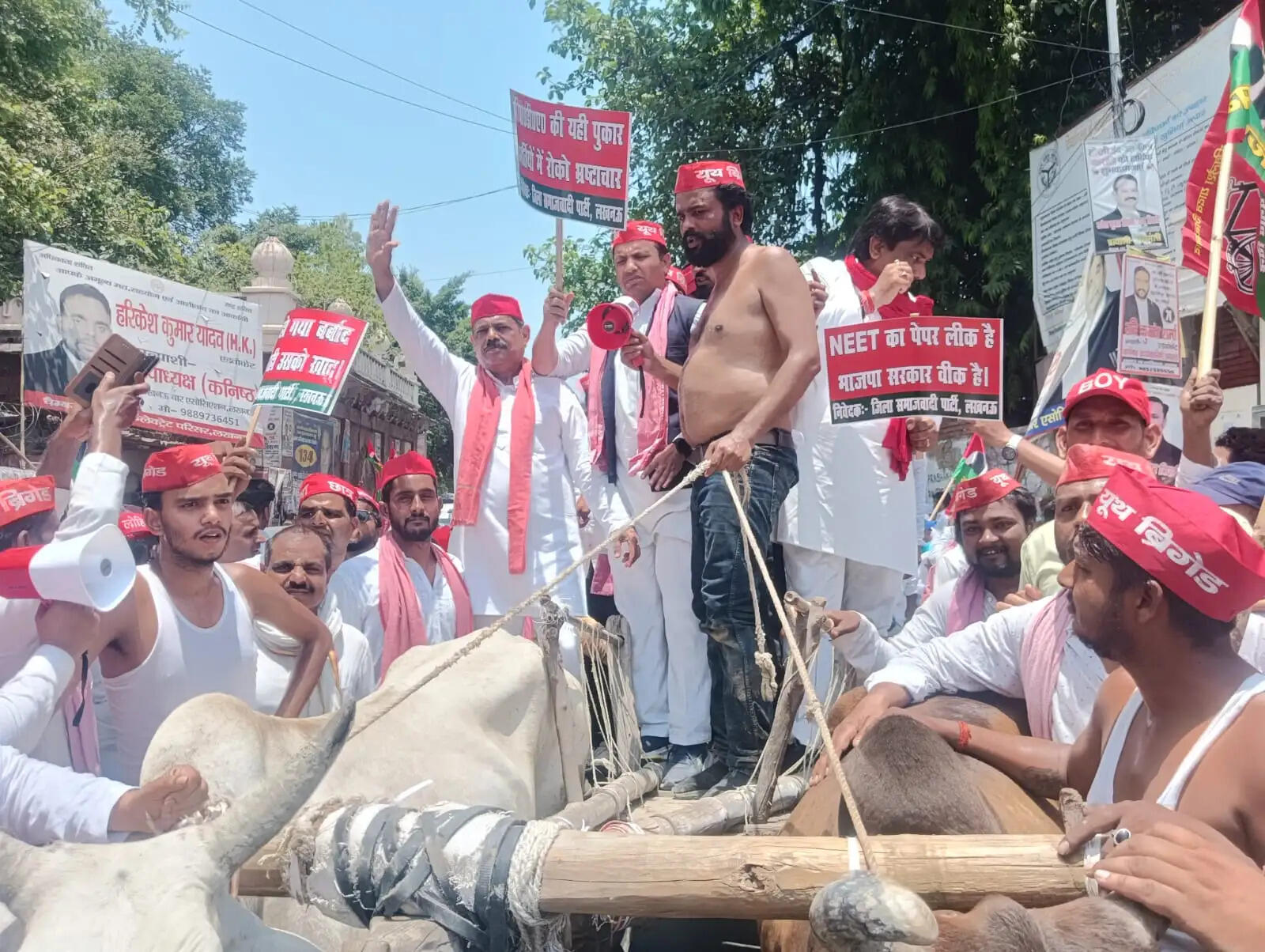 लखनऊ : महंगाई, बेरोजगारी और कानून व्यवस्था को लेकर बैल गाड़ी पर निकले सपा कार्यकर्ता, भाजपा सरकार के खिलाफ किया प्रदर्शन