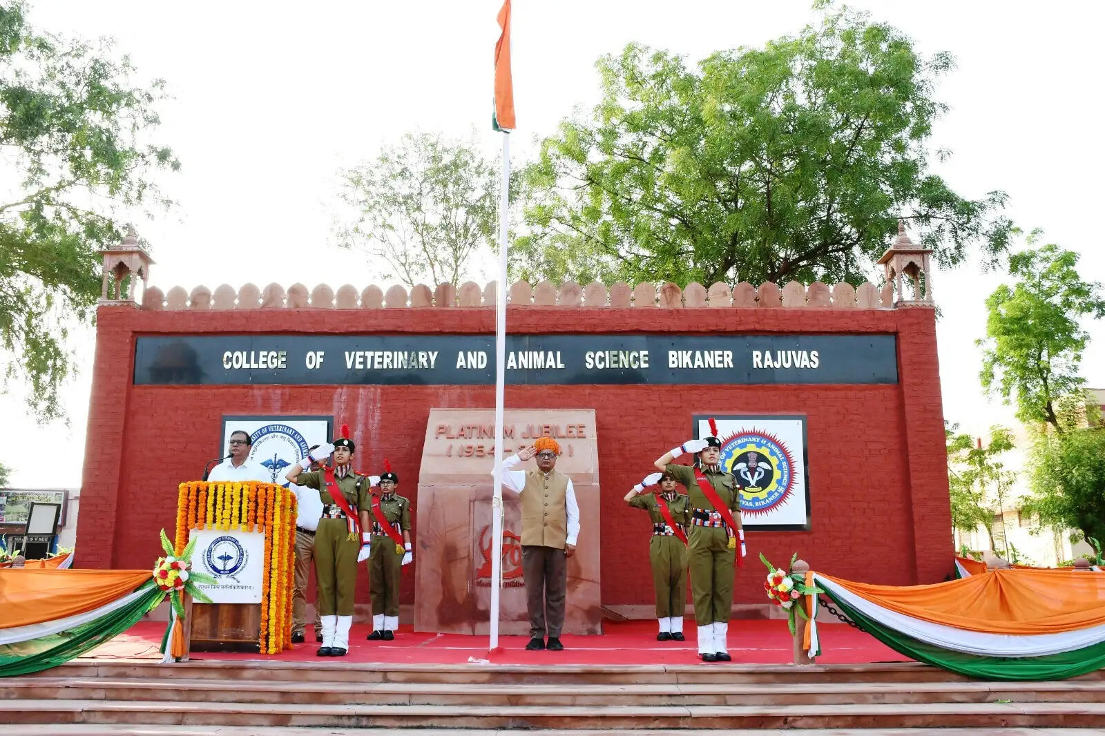 &nbsp;बीकानेर&nbsp;वेटरनरी विश्वविद्यालय&nbsp;में&nbsp;कुलगुरु डॉ. सुमंत व्यास ने ध्वजारोहण कर दी सलामी