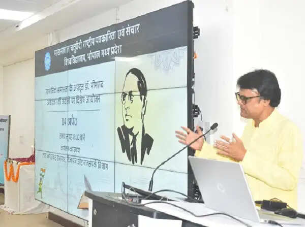 हमारे आचरण में दिखें बाबा साहब के विचार : कुलगुरु विजय मनोहर तिवारी