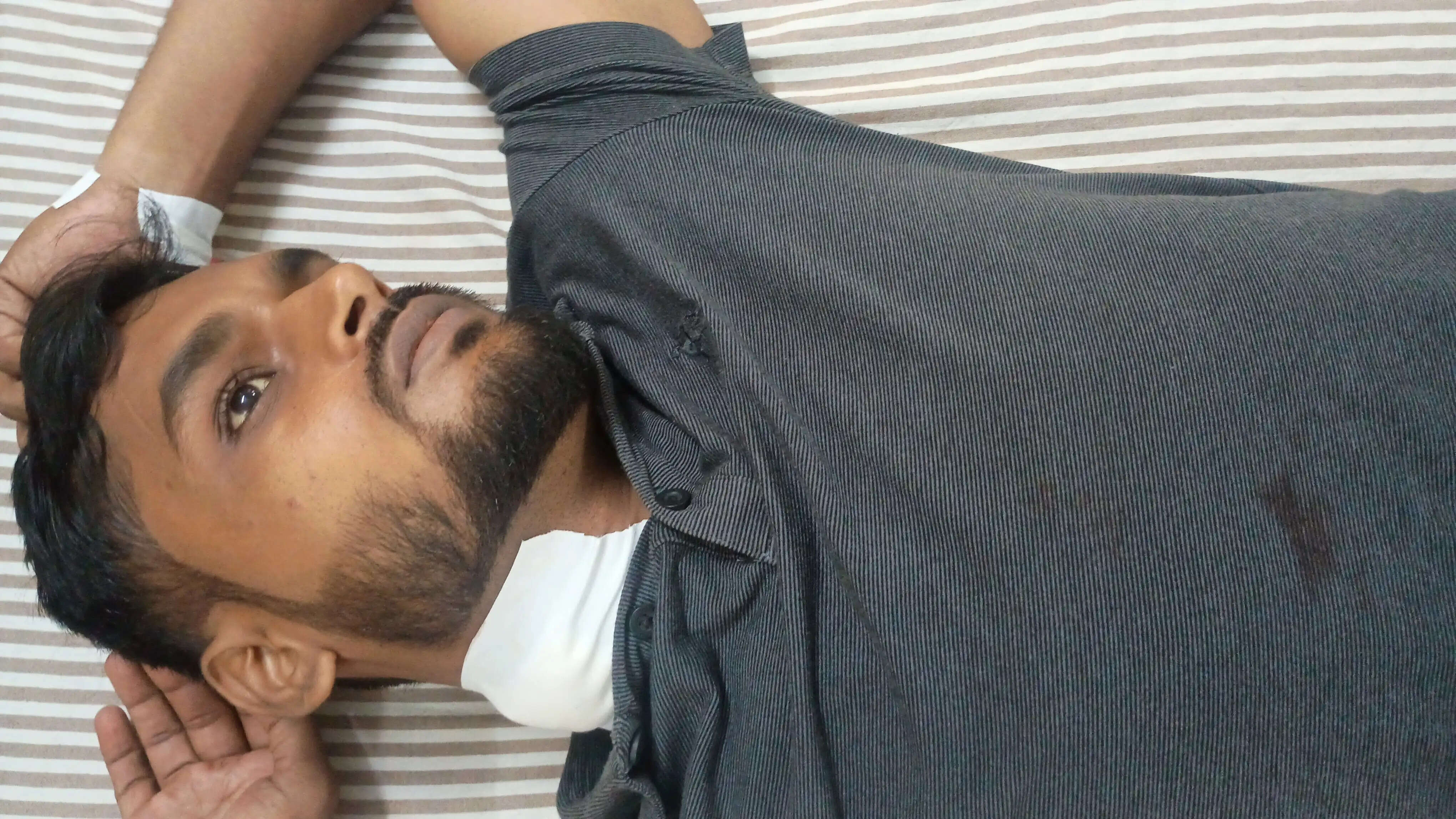 देवरिया : पूर्व चेयरमैन और अधिवक्ता बेटे पर चाकू से हमला, घायल हालत में पिता गाेरखपुर रेफर
