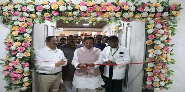 उप मुख्यमंत्री&nbsp;शुक्ल ने कैरियर कॉलेज भोपाल में अत्याधुनिक कैंसर ब्लॉक का किया शुभारंभ