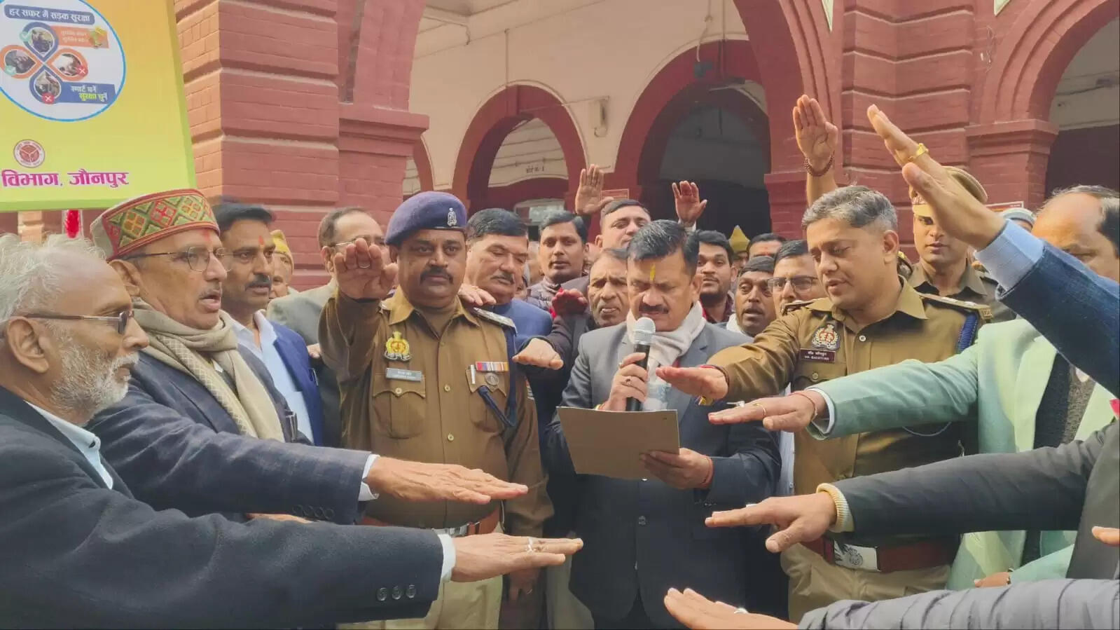 राष्ट्रीय सड़क सुरक्षा माह शुरू, जिलाधिकारी और पुलिस अधीक्षक ने दिलाई शपथ