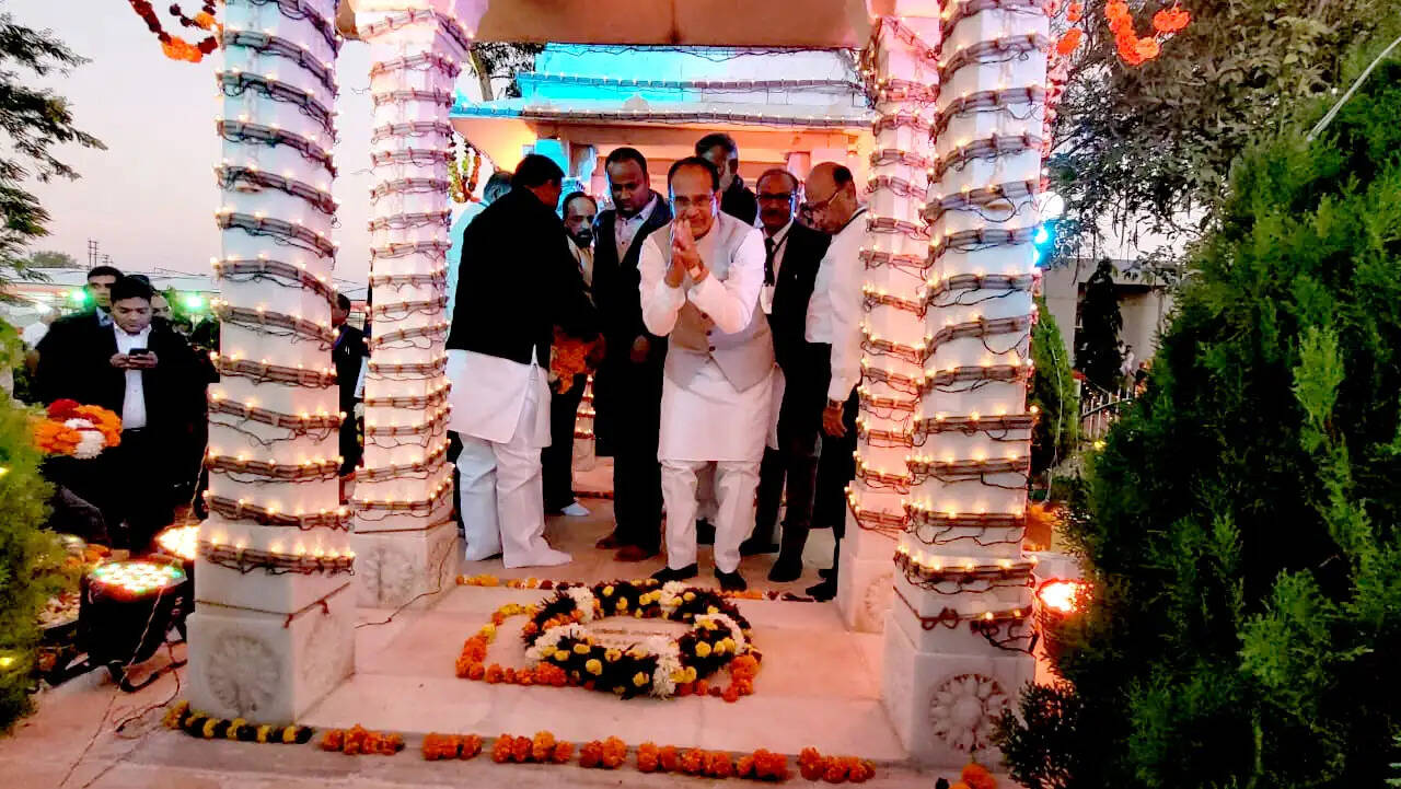 मप्रः मुख्यमंत्री ने डॉ. हरिसिंह गौर की समाधि पर पुष्प चक्र अर्पित कर नमन किया