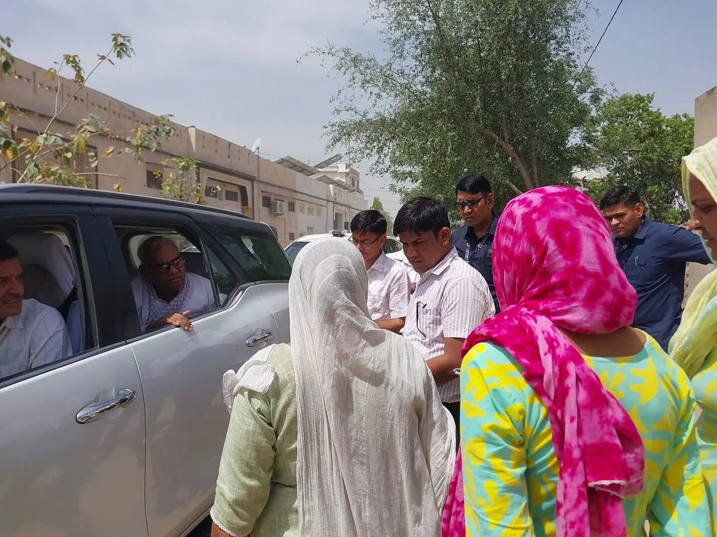 चिलचिलाती धूप में पैदल भ्रमण कर शिक्षा मंत्री ने परखी सफाई व्यवस्था, अधिकारियों को दिए आवश्यक निर्देश