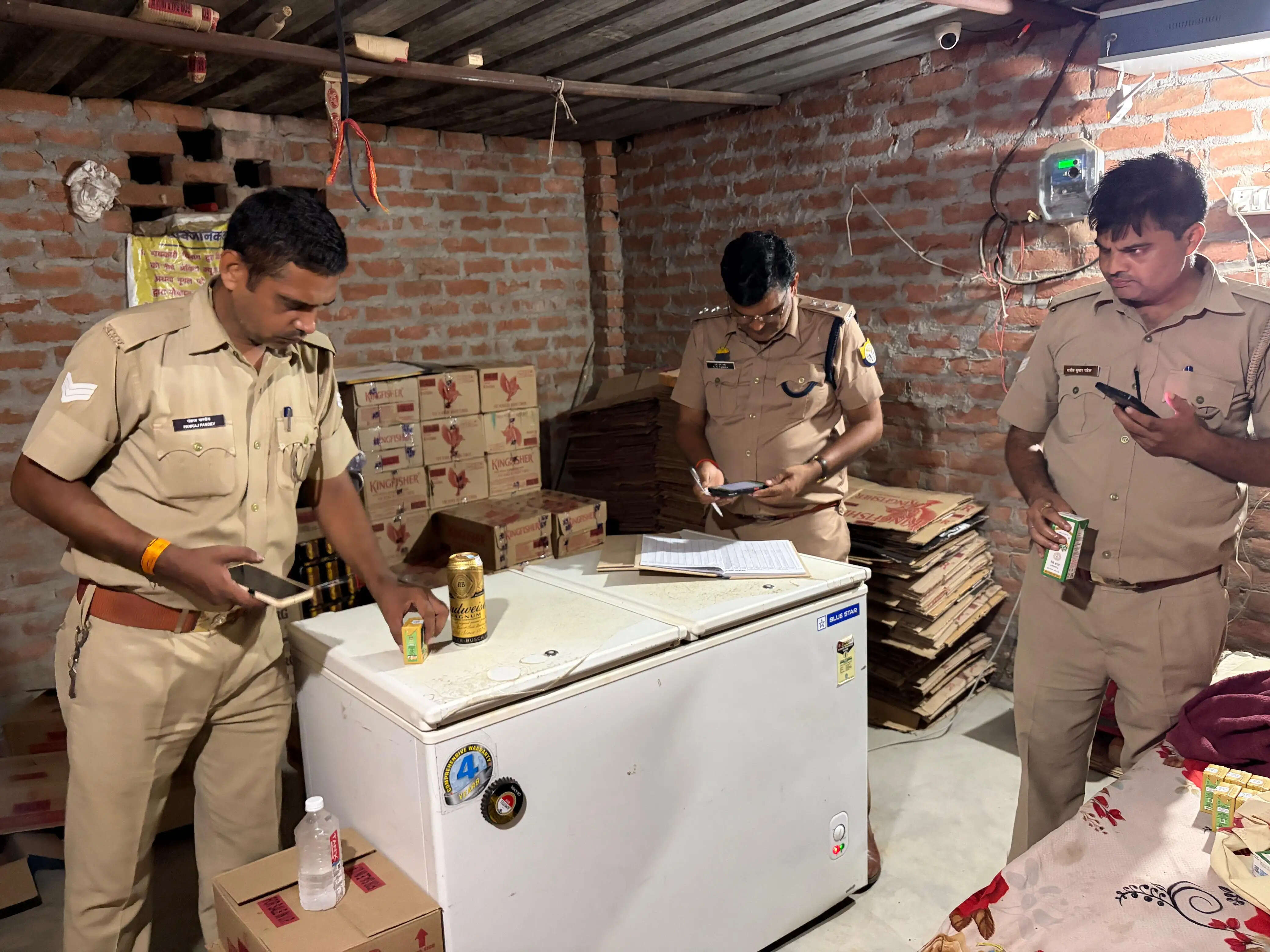 देशी मदिरा व कम्पोजिट दुकानों का आबकारी विभाग ने किया सघन निरीक्षण