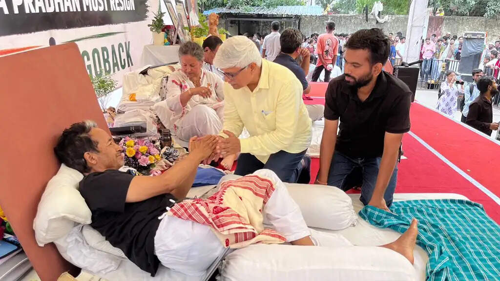 दिल्ली में अनशनरत सोनम वांगचुक को मिला कांग्रेस का साथ