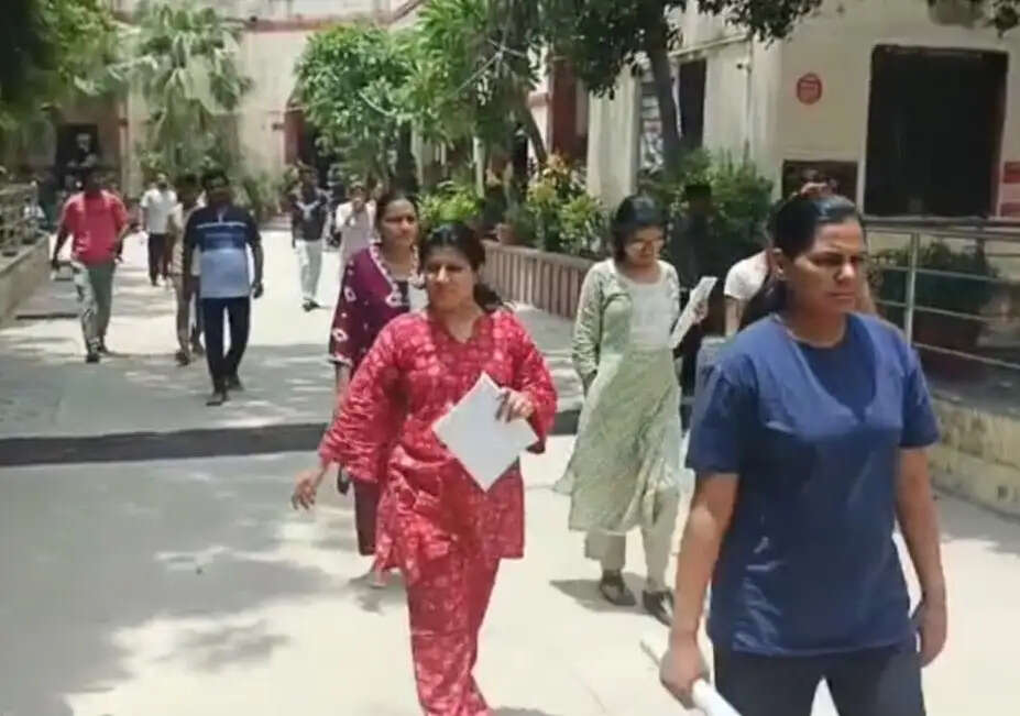 आरपीएससी सीनियर टीचर भर्ती परीक्षा: &nbsp;जयपुर में मेटल डिटेक्टर जांच के बाद मिला प्रवेश
