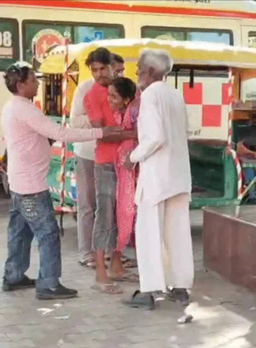 सड़क हादसे में एक ही परिवार के चार लोगों की मौत
