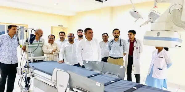 अत्याधुनिक कैथ लैब का विधायक ने किया निरीक्षण