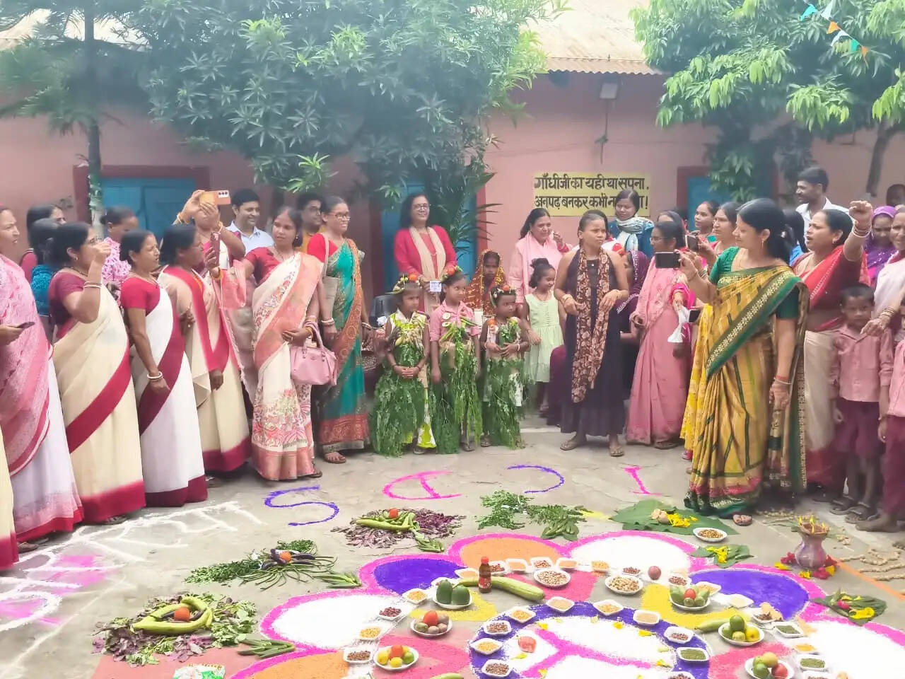 पोषण माह को लेकर आंगनबाड़ी केंद्रों पर उत्साह, बांटी गई माहवारी स्वच्छता प्रबंधन किट