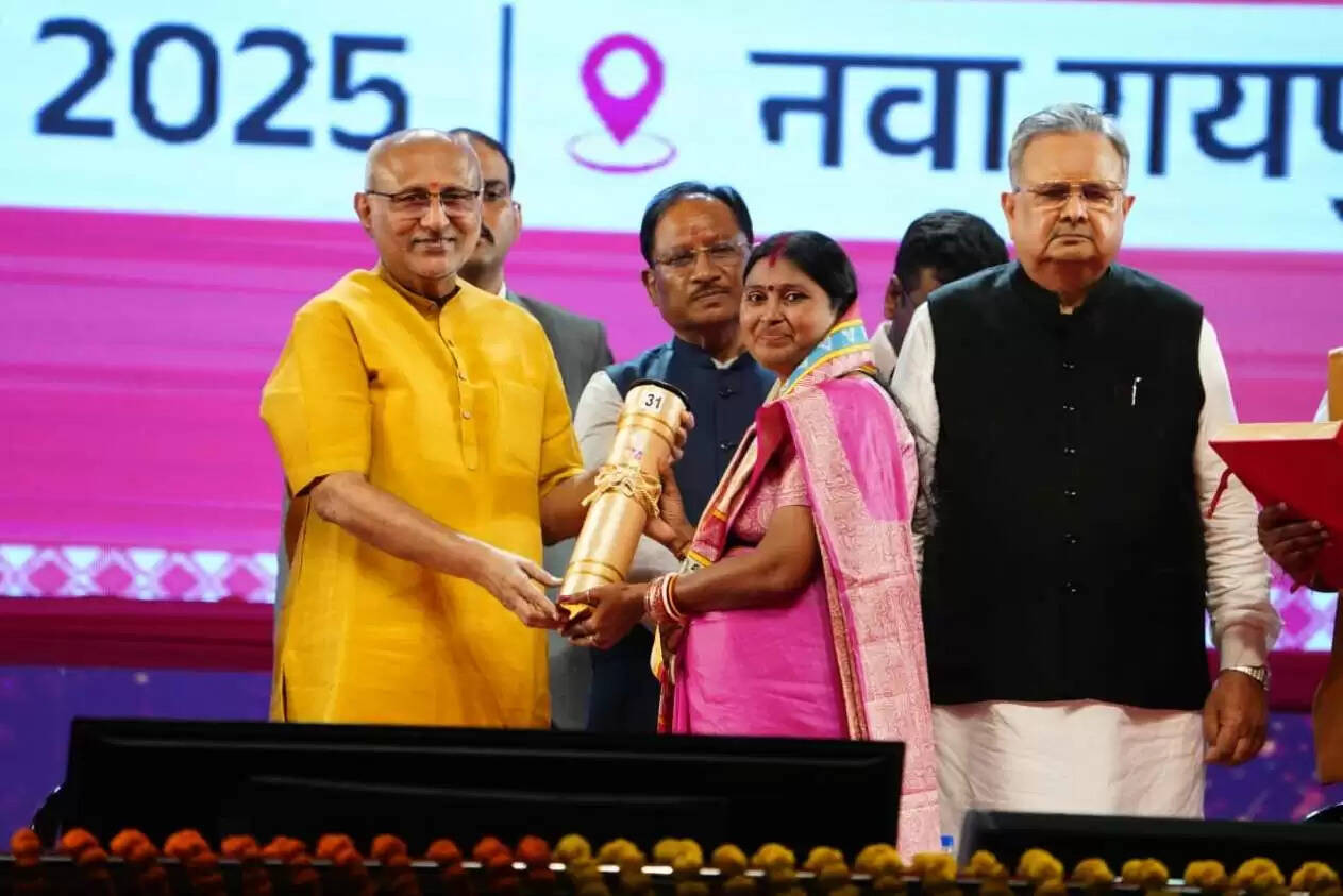 उप राष्ट्रपति सीपी राधाकृष्णन ने छत्तीसगढ़ के 34 अलंकरण से 37 विभूतियों एवं 4 संस्थाओं को किया सम्मानित