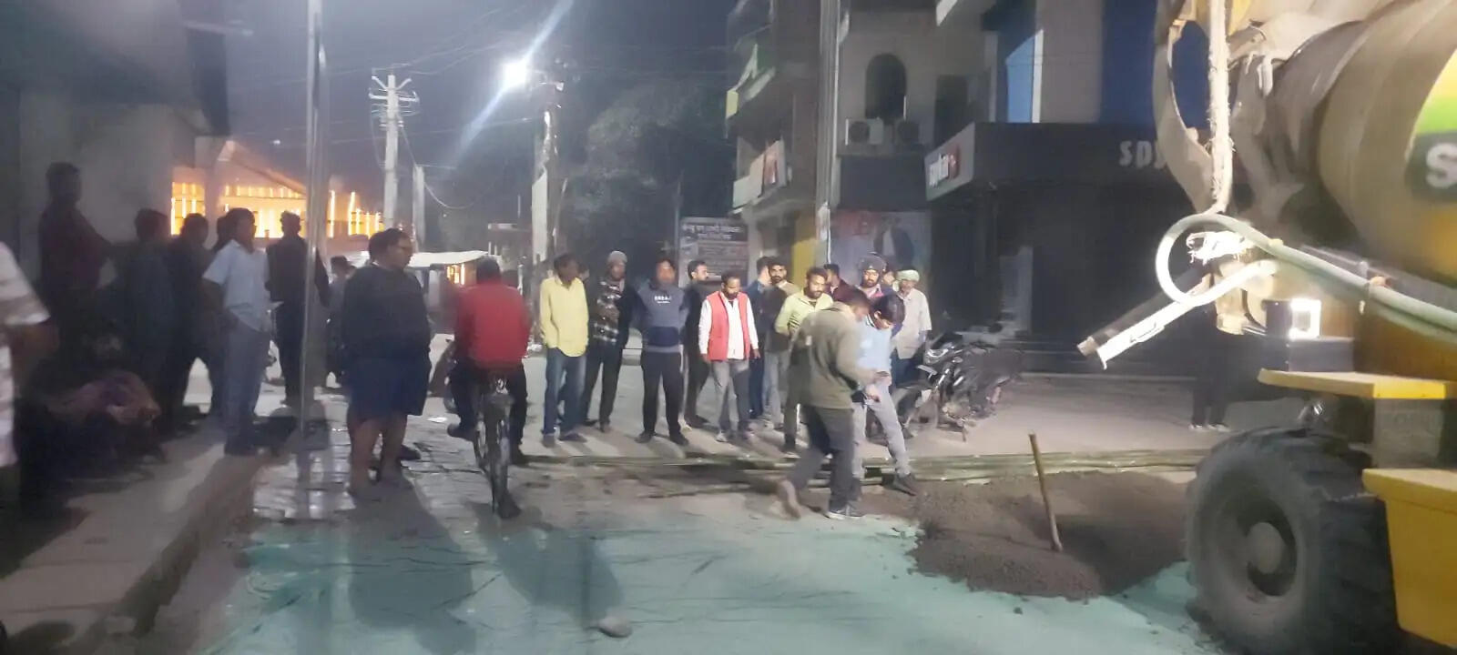 रात के अंधेरे में हुआ सड़क निर्माण कार्य,लोगों का हुआ कड़ा विरोध