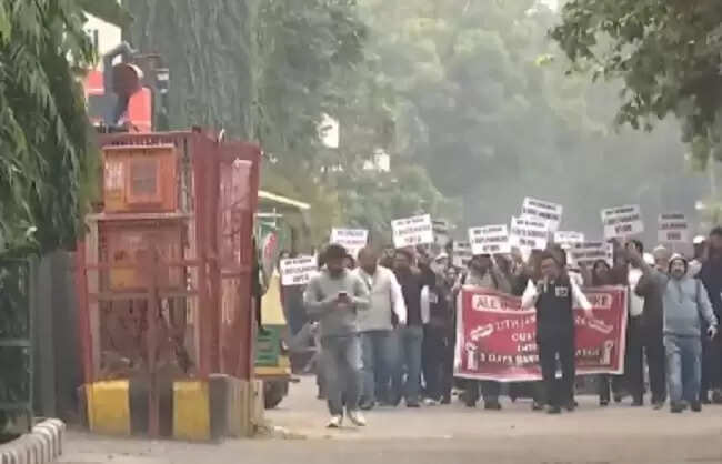 सार्वजनिक क्षेत्र के बैंकों में देशव्यापी हड़ताल से चौथे दिन भी कामकाज प्रभावित