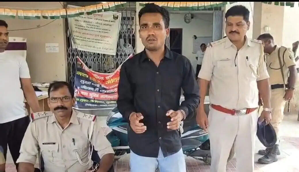 मोतिहारी शहर से एक चेन स्नेचर गिरफ्तार,स्नेचिंग में इस्तेमाल किया गया बाइक बरामद