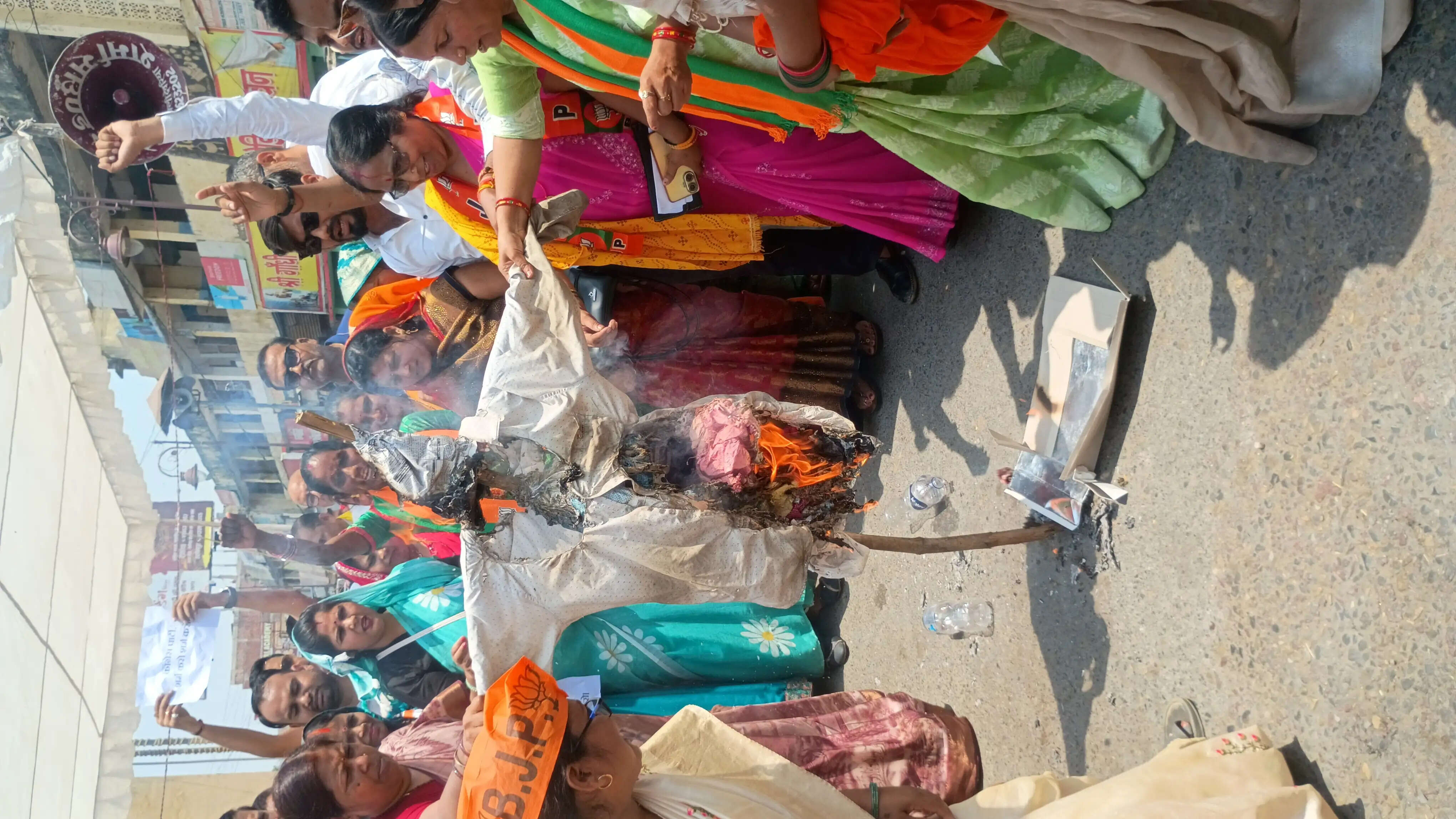 नारी शक्ति वंदन अधिनियम के पास न होने पर देवरिया में भाजपा का कांग्रेस पर हमला, पुतला दहन कर किया विरोध