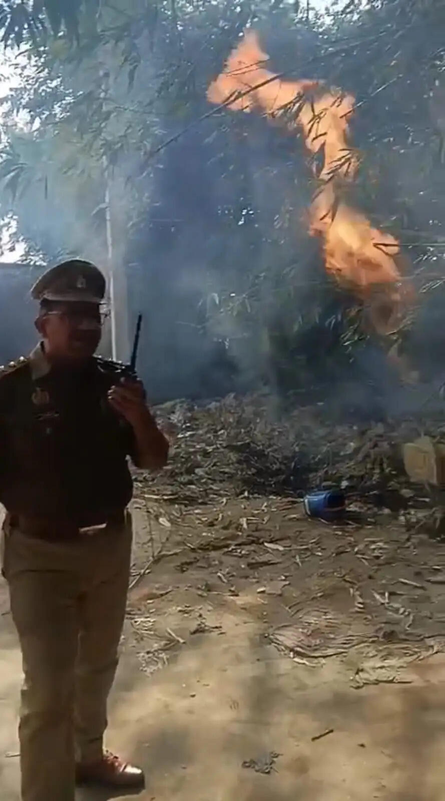 गैस पाइपलाइन के सर्विस रेगुलेटर बोर्ड में जेसीबी की टक्कर से लगी आग, दो लोग झुलसे