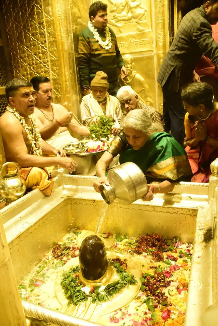 केन्द्रीय मंत्री निर्मला सीतारमण ने बाबा विश्वनाथ के दरबार में लगाई हाजिरी