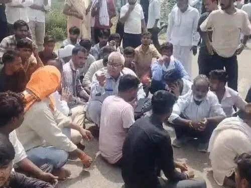 मिनी बस ने बाइक को मारी टक्कर, पति-पत्नी समेत तीन की मौत