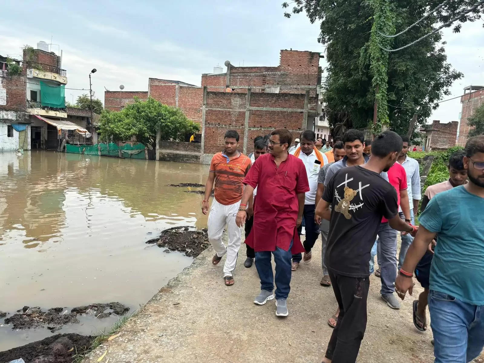 उफान पर गंगा, कोनिया क्षेत्र में घुसा बाढ़ का पानी, पहुंचे विधायक डॉ नीलकंठ