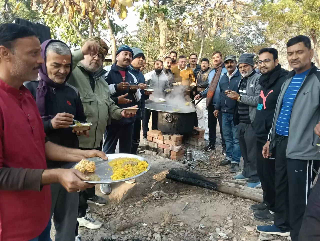 खिचड़ी खिला कर सूर्य के मकर राशि में प्रवेश का बुंदेलों ने किया स्वागत