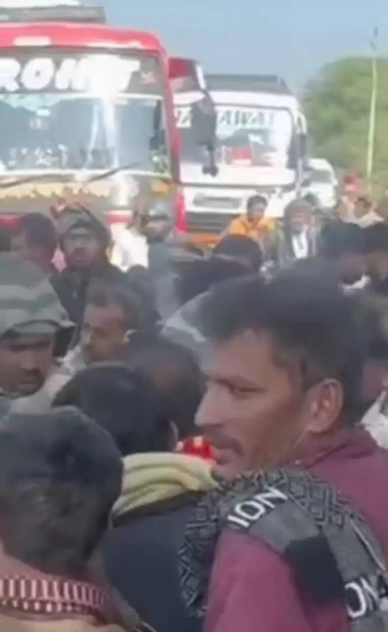 राजगढ़ःदिन में बिजली की सप्लाई की मांग को लेकर किसानों ने किया चक्काजाम