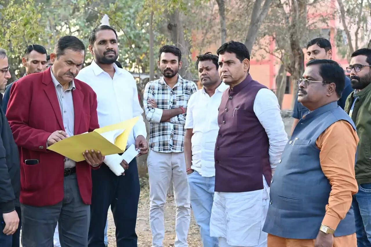 मंत्री टंकराम वर्मा ने पीजी कॉलेज धमतरी का किया निरीक्षण