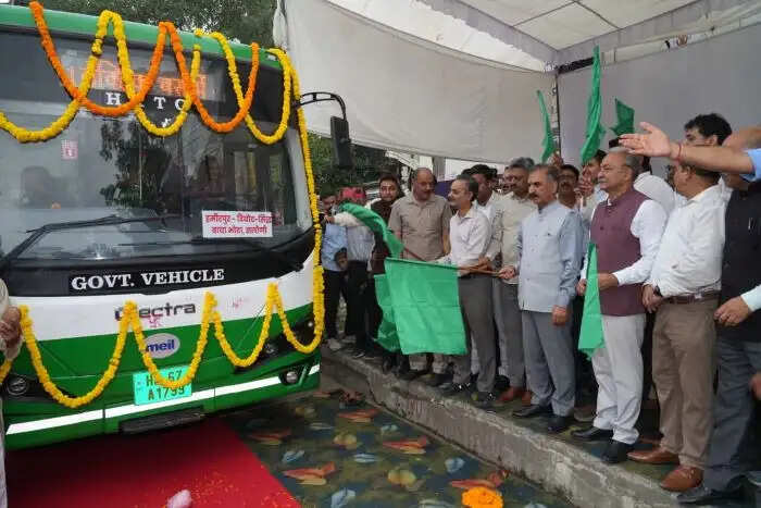 मुख्यमंत्री ने हमीरपुर के लिए 35 इलेक्ट्रिक बसों को रवाना किया