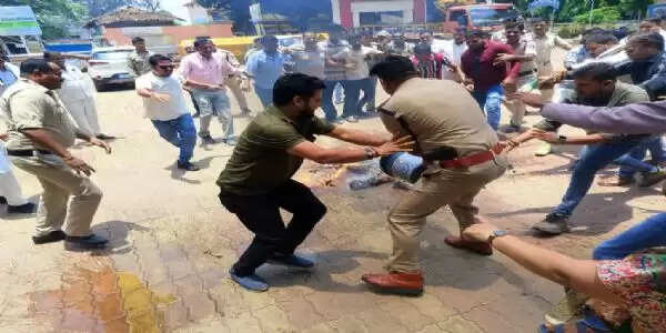 भाजपा सरकार व ईडी का फूंका पुतला, कांग्रेसियों व पुलिस के बीच झूमाझटकी